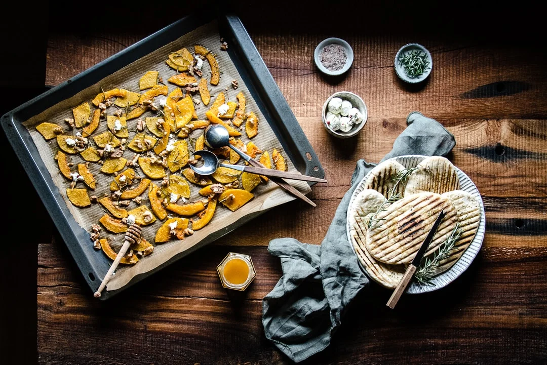 Butternut-Kürbis aus dem Ofen mit Feta und Walnüssen Rezept (herbstlich lecker!)