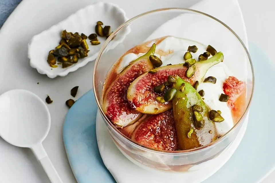 heisse feige mit naturjoghurt und honig